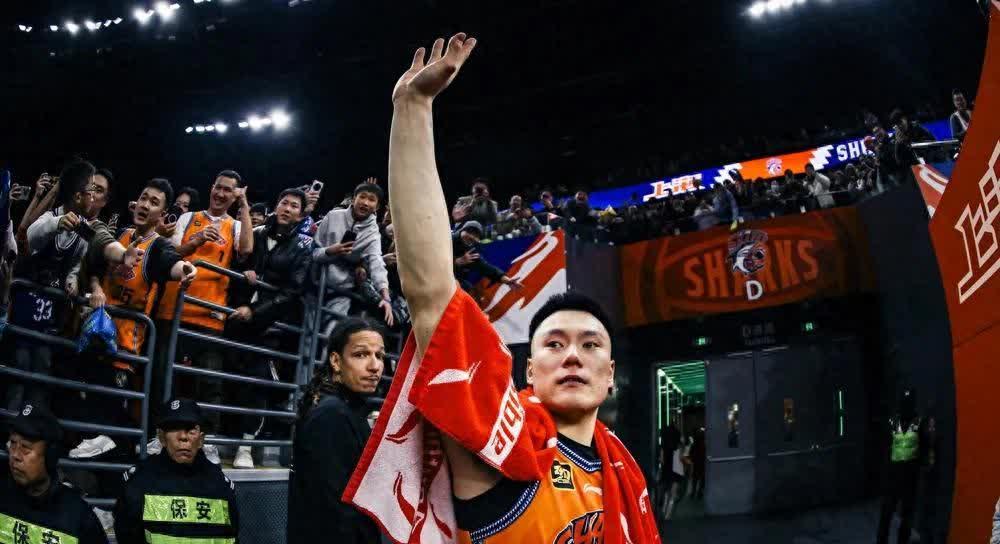 乐鱼体育网页版-在上海队赛场上演全国篮球锦标赛，进球，引发观众齐声高喊的简单介绍