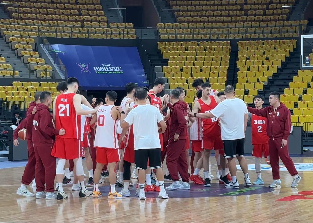 河南男篮在比赛中击败对手，赢得双方对决