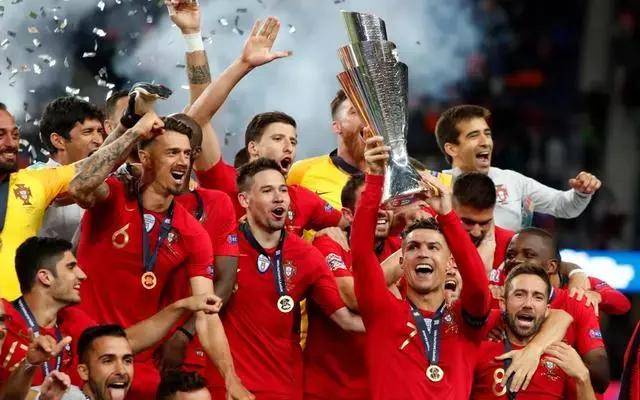 葡牙大胜克罗地亚,欢呼不止 葡牙大胜克罗地亚,欢呼不止