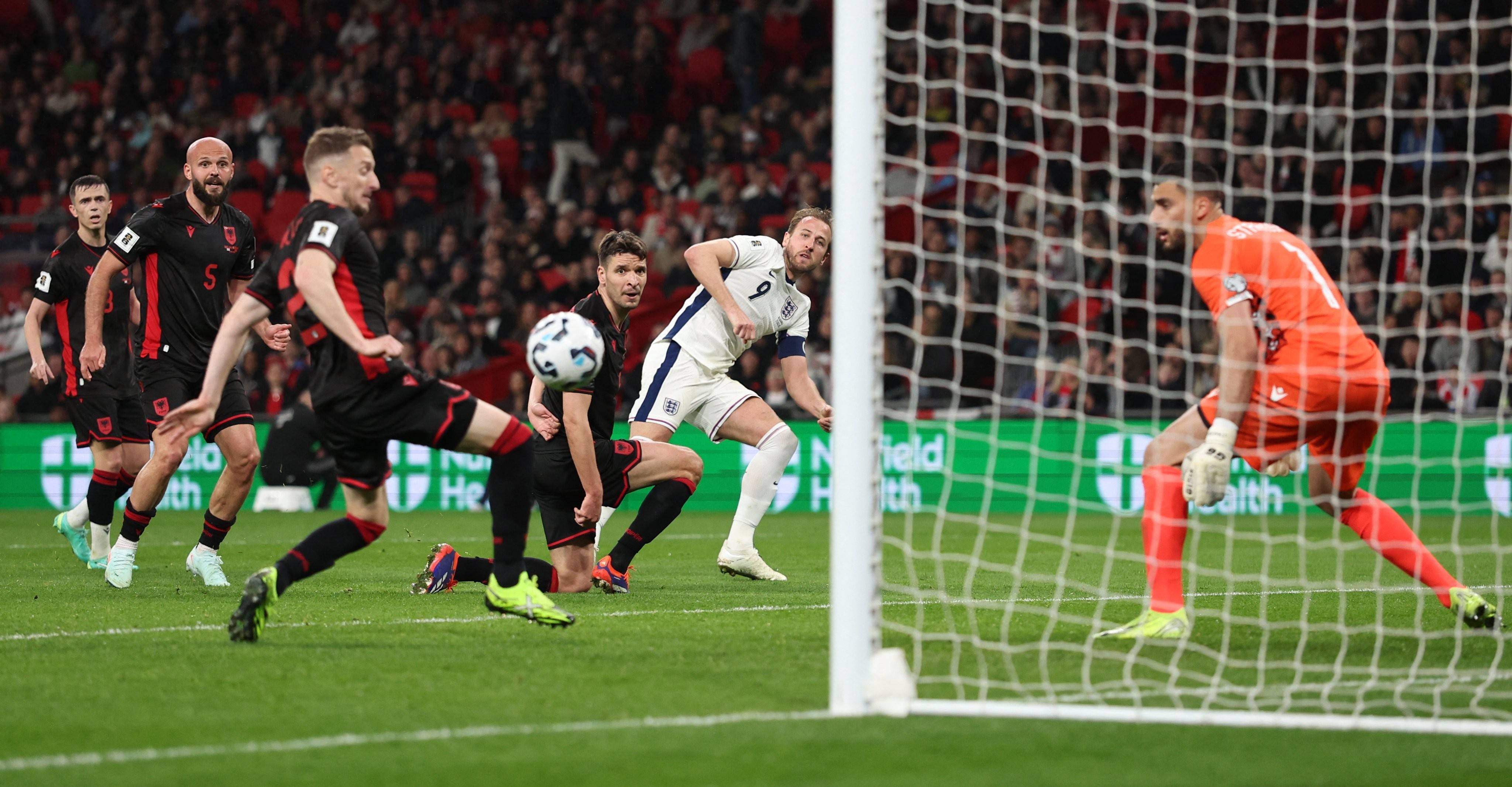 乐鱼体育官方-英格兰队球员准备投入激烈比拼