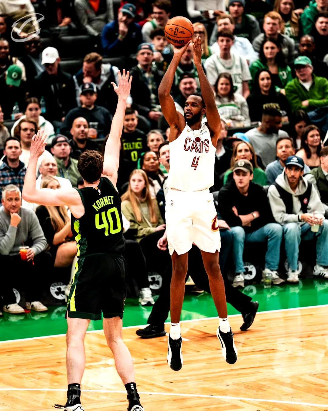 乐鱼体育官方-爵士逆转击败骑士，米切尔狂砍一字马状投中绝杀