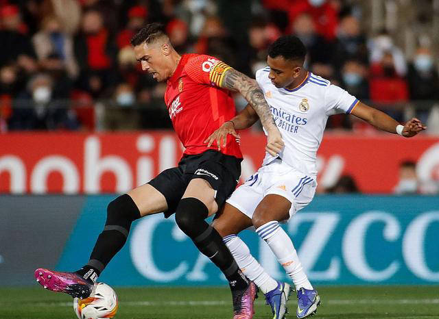 包含巴列卡诺惊险取胜，保持不败纪录的词条