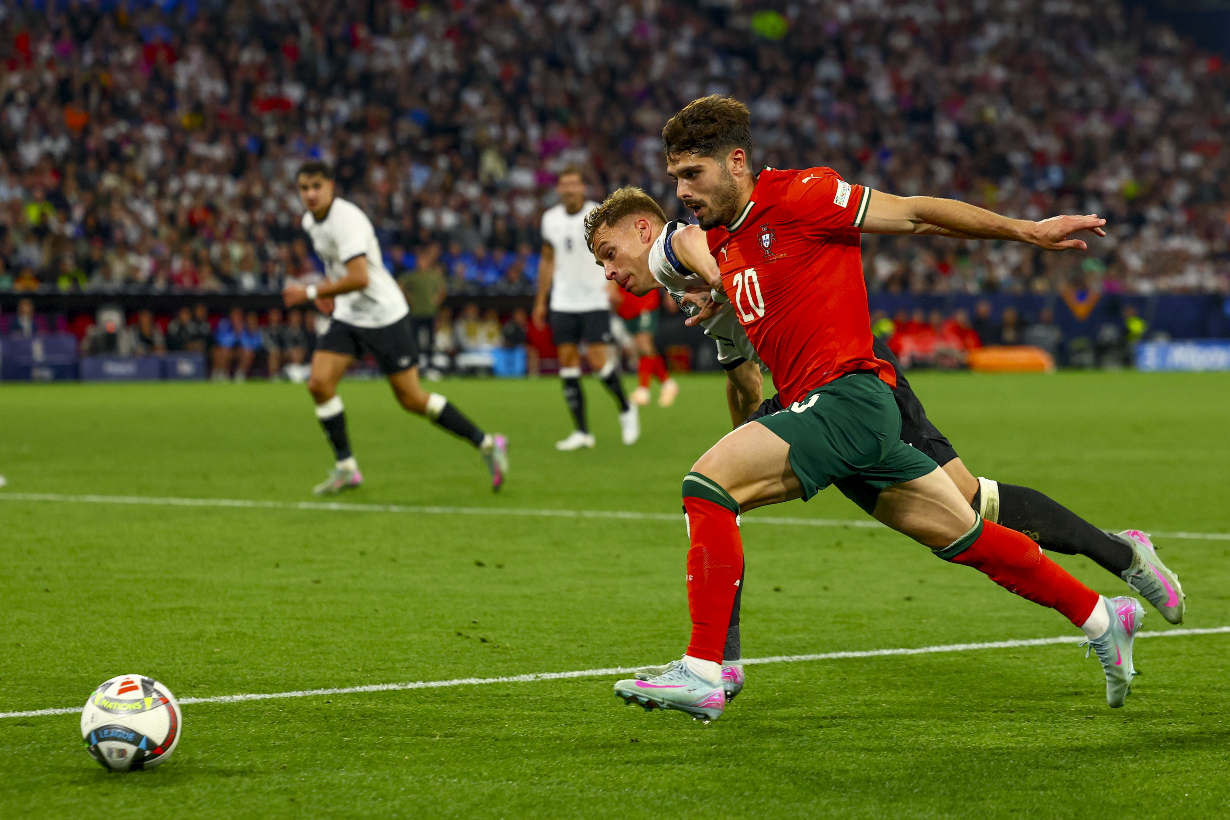 乐鱼体育app下载-葡萄牙对决瑞典，角逐国际足球获胜