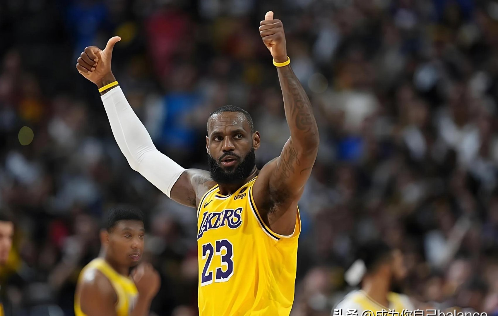 詹姆斯砍下33分，湖人击败雷霆的简单介绍