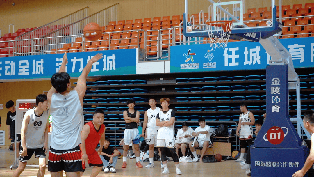 乐鱼体育新闻-紧张气氛升级！篮球联赛比赛场上到处都是节奏感