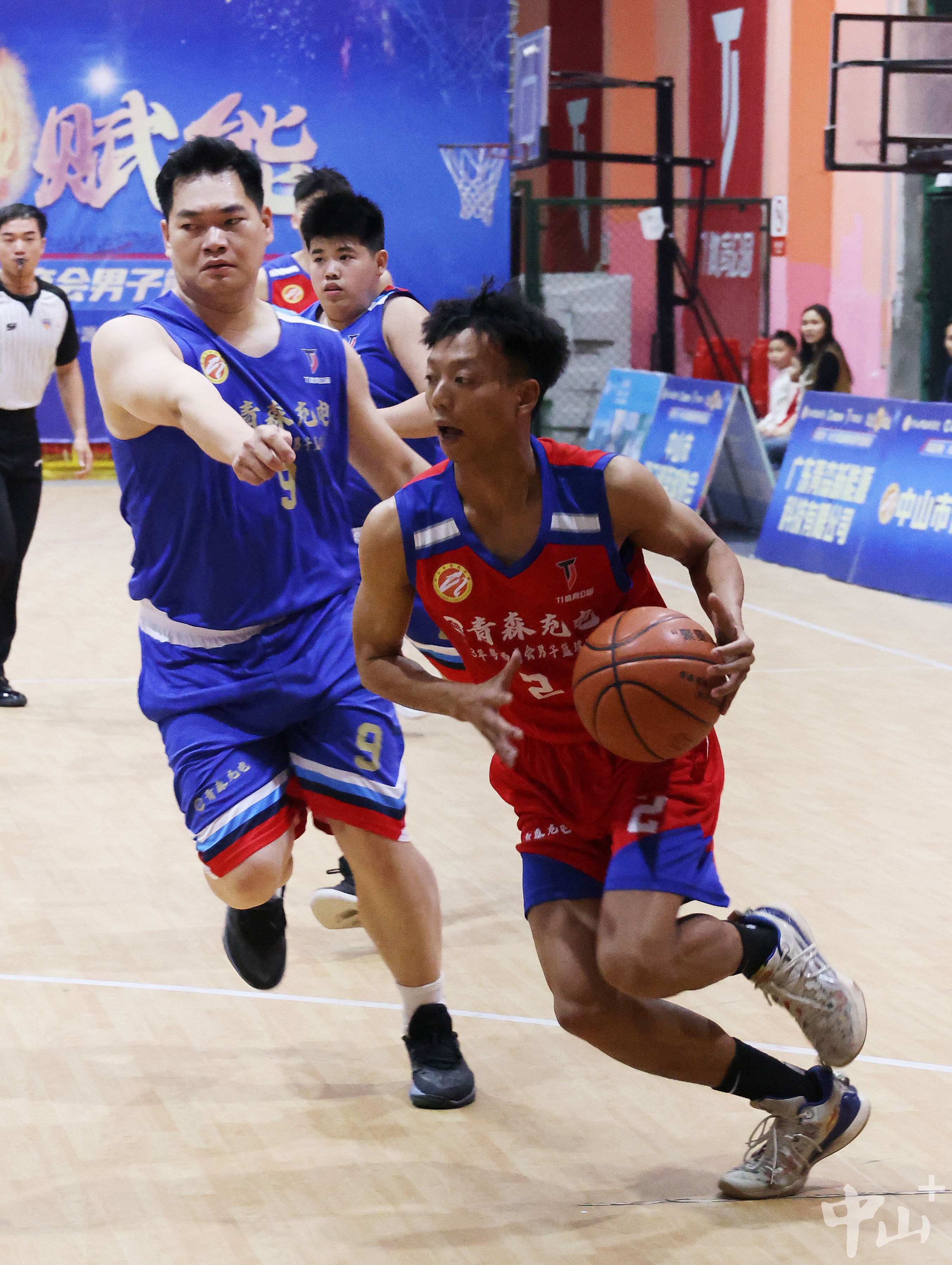 关于引发观众热议！篮球联赛现场气氛持续高涨的信息