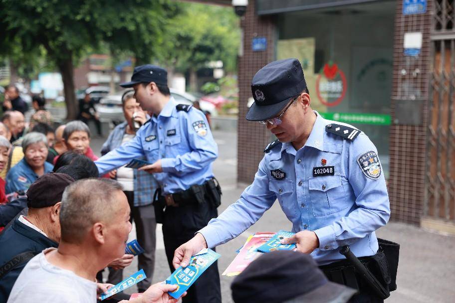 重庆队突破困境，联手反击获得胜利