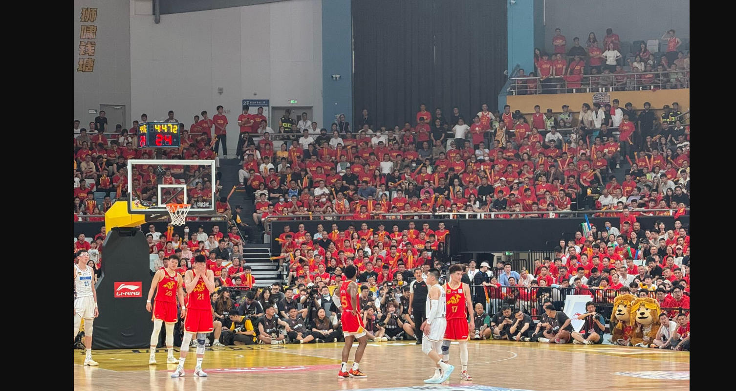 比分胶着的比赛吸引众多球迷观看，现场气氛热烈的简单介绍