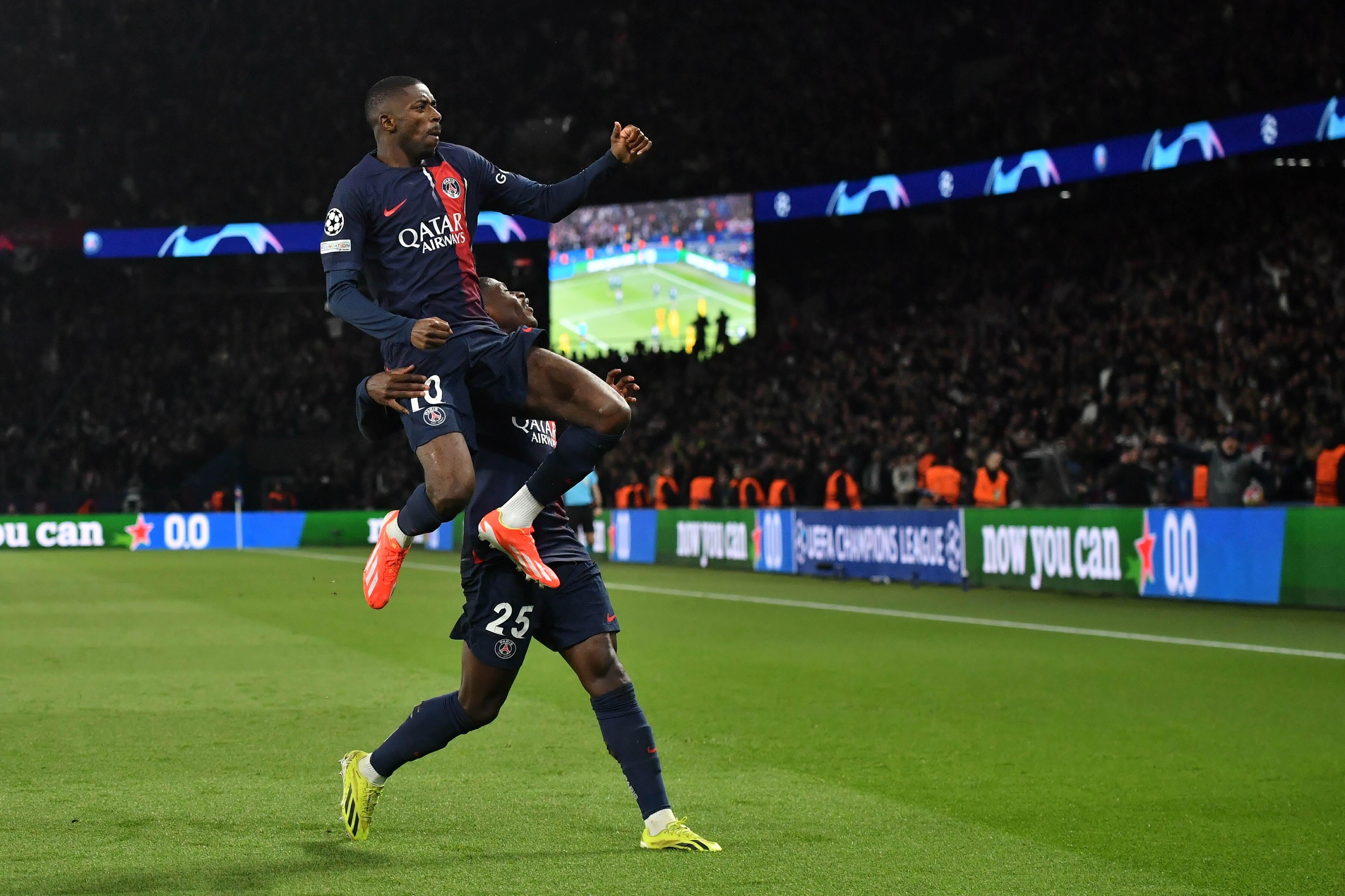 包含巴黎圣日耳曼客场告捷亚眠，领跑积分榜的词条