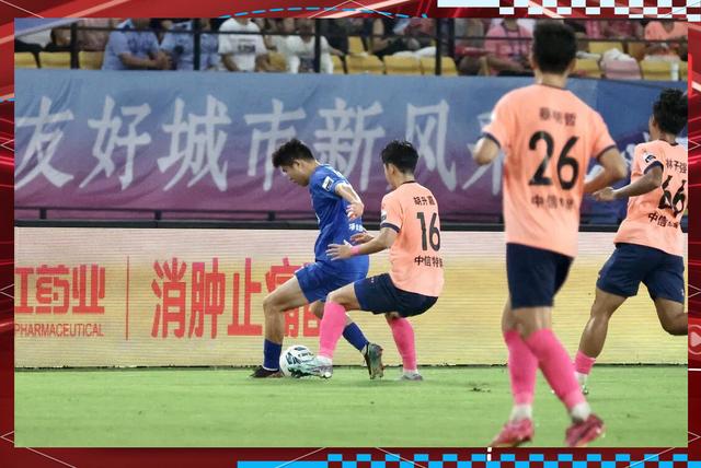 双方球队在激烈的角逐中寻求胜利