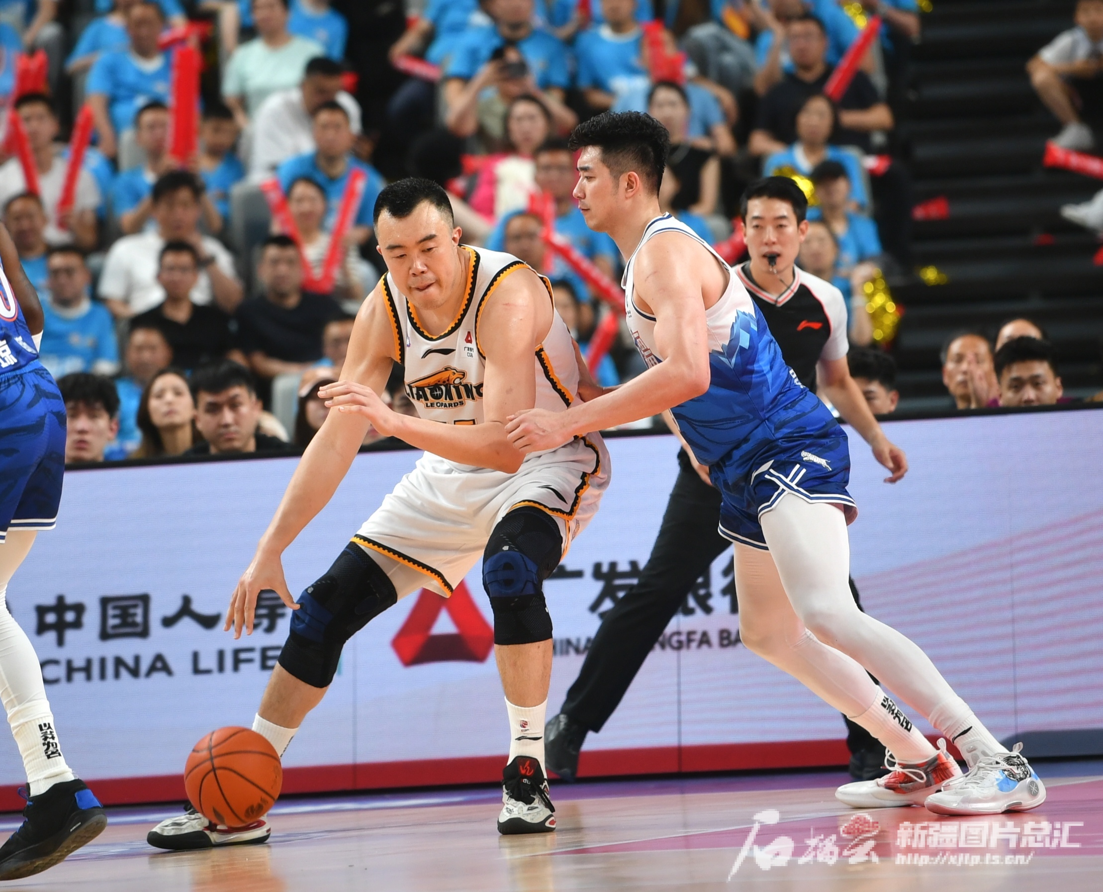 精彩瞬间不断涌现，CBA比赛吸引无数目光