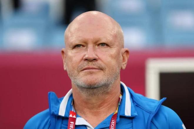 乐鱼体育登录-欧洲强队运动员争先恐后，冲刺冠军！