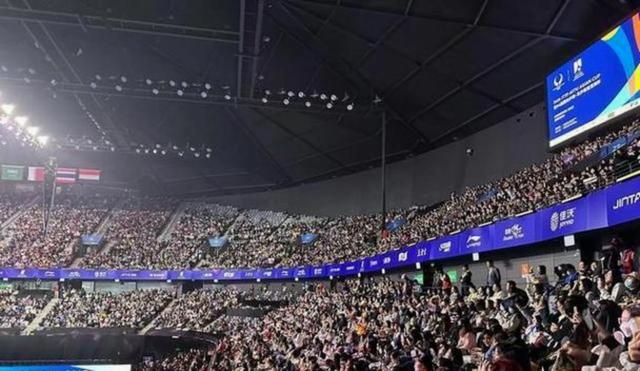 精彩比赛场面，观众尖叫声此起彼伏的简单介绍