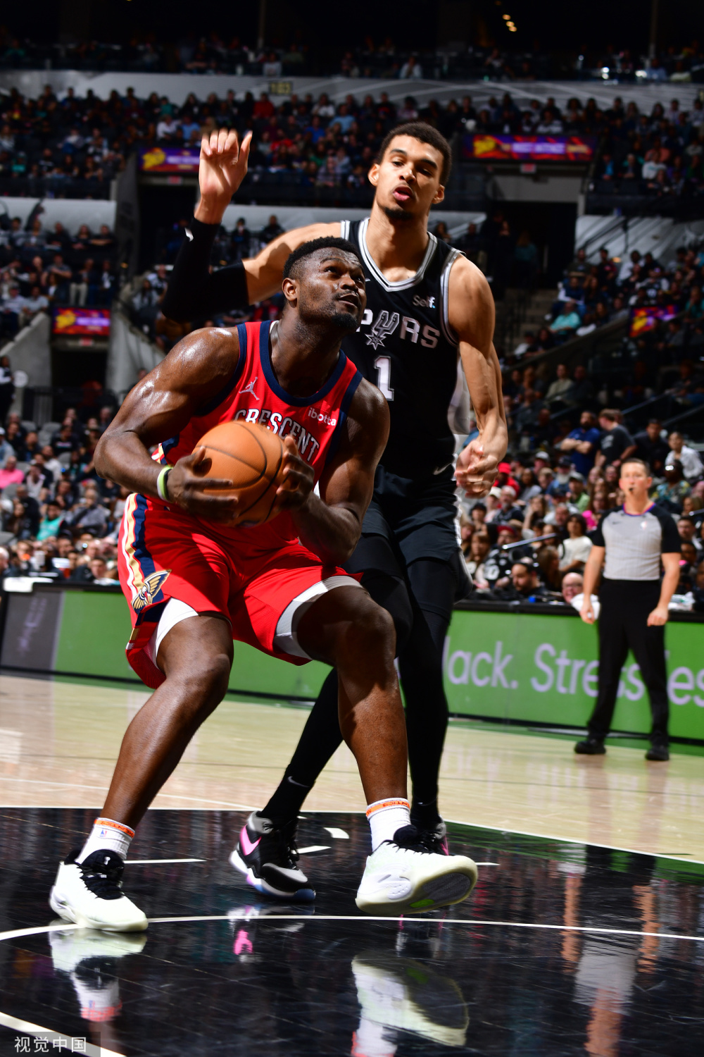 乐鱼体育新闻-包含马刺惨负鹈鹕，憾失终结连胜的词条